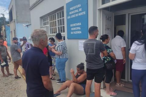 MORADORES DE SÃO JOSÉ DO NORTE RECLAMAM DE LONGAS FILAS E DEMORA NO ATENDIMENTO DA SECRETARIA DA FAZENDA