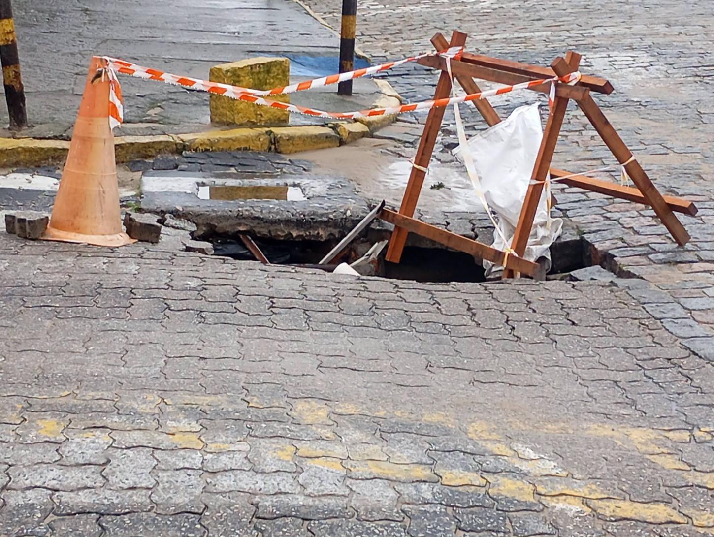 ATENÇÃO NO TRÂNSITO: CHUVA FORTE PROVOCA ABERTURA DE BURACOS EM VIA
