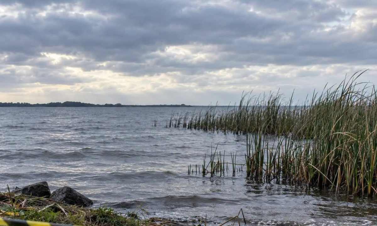 PESCADORES ENCONTRAM CORPO ÀS MARGENS DA LAGOA DOS PATOS, NO DIVISA