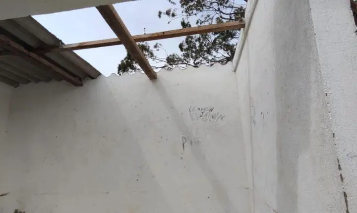 FORÇA DO VENTO PROVOCA DESTRUIÇÃO E DEIXA RASTRO DE ESTRAGOS NA LOCALIDADE DA VÁRZEA