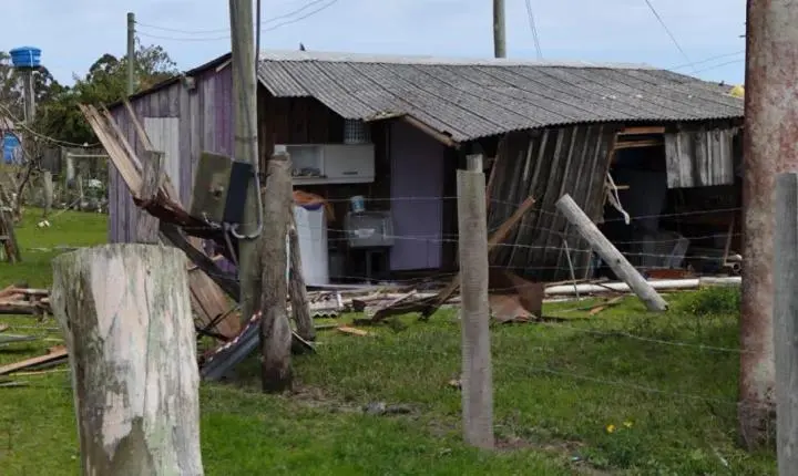 FORÇA DO VENTO PROVOCA DESTRUIÇÃO E DEIXA RASTRO DE ESTRAGOS NA LOCALIDADE DA VÁRZEA