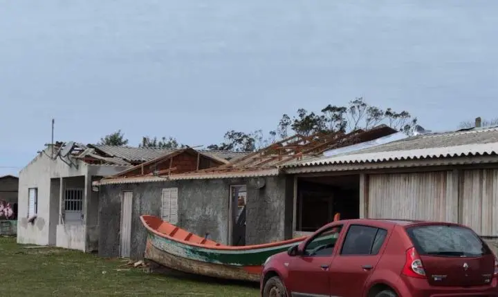 FORÇA DO VENTO PROVOCA DESTRUIÇÃO E DEIXA RASTRO DE ESTRAGOS NA LOCALIDADE DA VÁRZEA