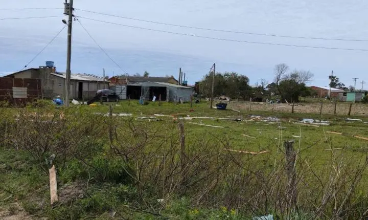 FORÇA DO VENTO PROVOCA DESTRUIÇÃO E DEIXA RASTRO DE ESTRAGOS NA LOCALIDADE DA VÁRZEA