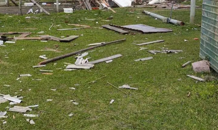FORÇA DO VENTO PROVOCA DESTRUIÇÃO E DEIXA RASTRO DE ESTRAGOS NA LOCALIDADE DA VÁRZEA