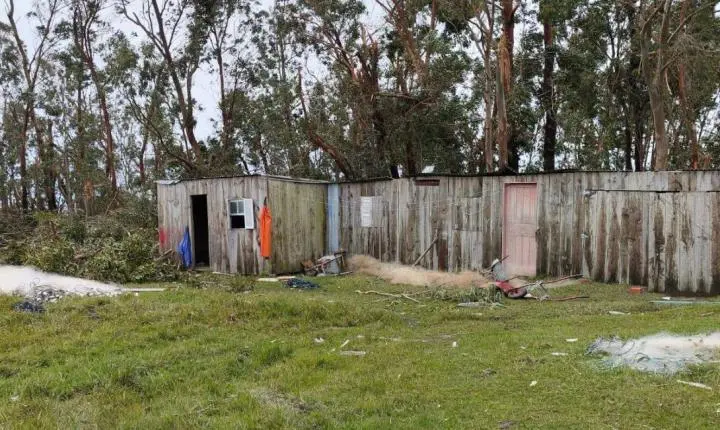 FORÇA DO VENTO PROVOCA DESTRUIÇÃO E DEIXA RASTRO DE ESTRAGOS NA LOCALIDADE DA VÁRZEA