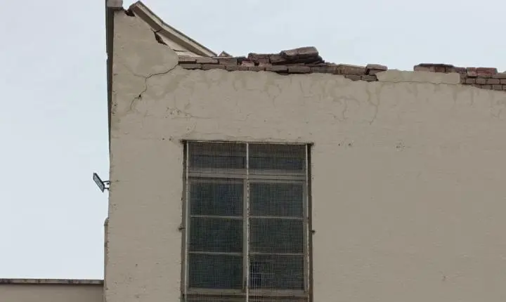 VENDAVAL CAUSA ESTRAGOS E DEIXA SÃO JOSÉ DO NORTE E INTERIOR SEM ENERGIA